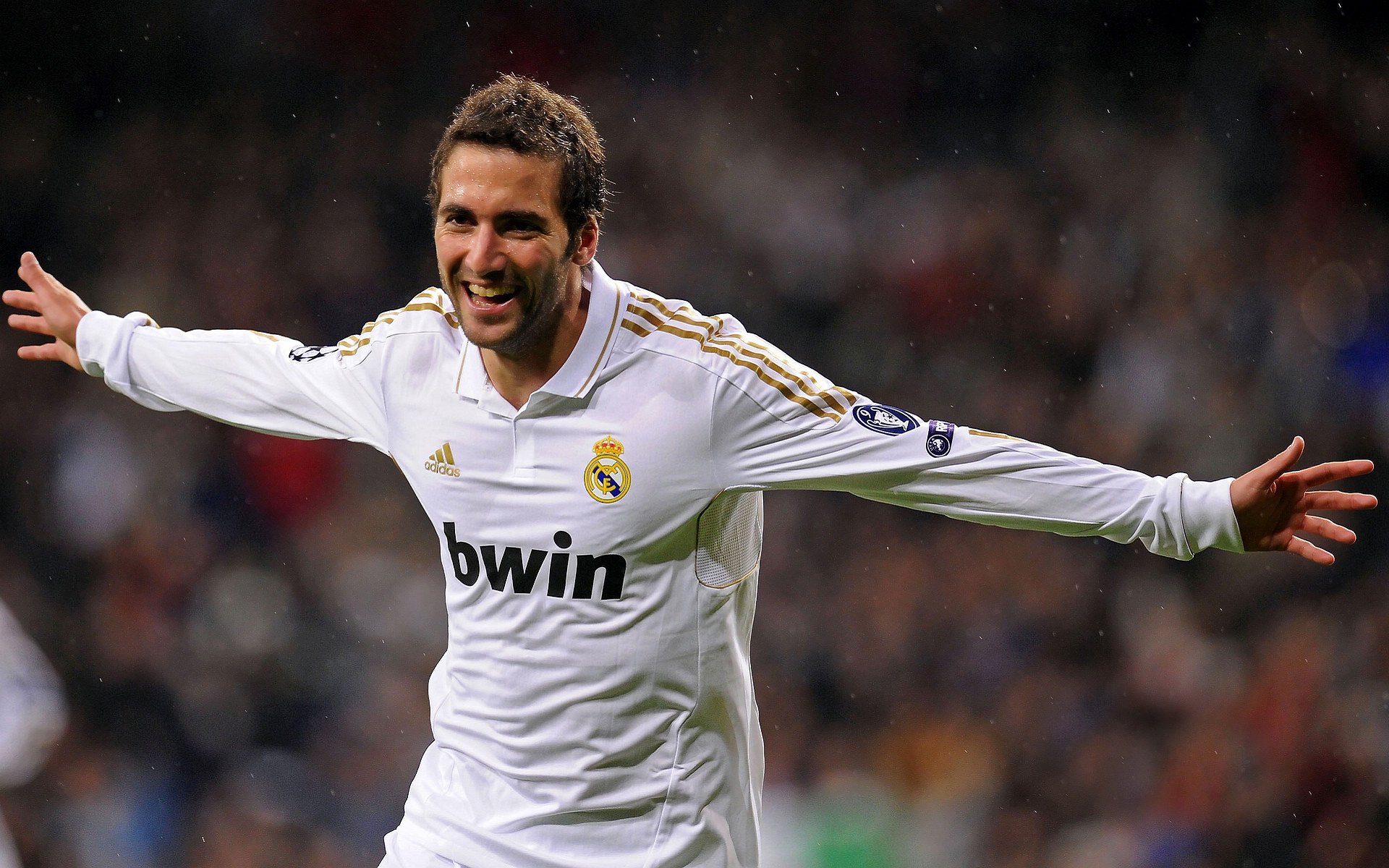 利雅得胜利主场大胜,C罗贡献一传一射,利雅得足球