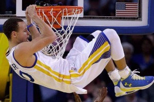 乐鱼-C罗的传奇旅程：在沙特联赛的百球里程碑背后，c罗沙滩踢球